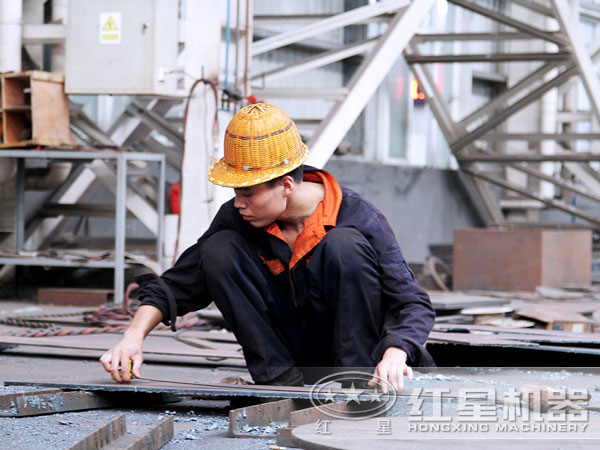 工人正在認(rèn)真制造反擊式破碎機(jī)