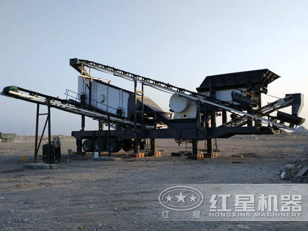 大型流動碎石機(jī)作業(yè)現(xiàn)場