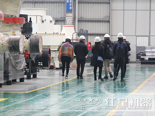 客戶來廠參觀制砂機(jī)